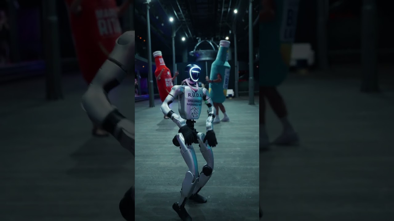 INFLUCON 2026 — quando un robot umanoide arriva al festival degli influencer