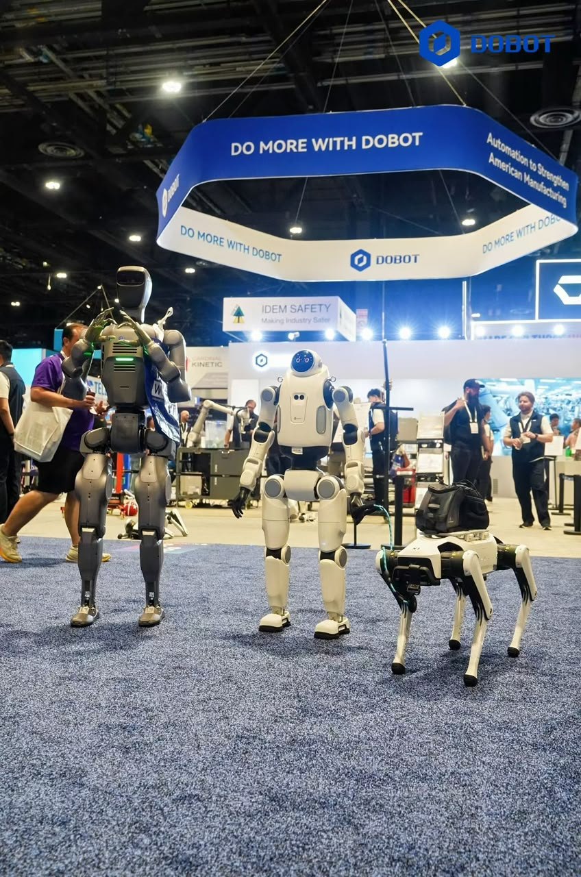 Stand DOBOT a una fiera negli USA: umanoidi ATOM e LUMO e un robot quadrupede