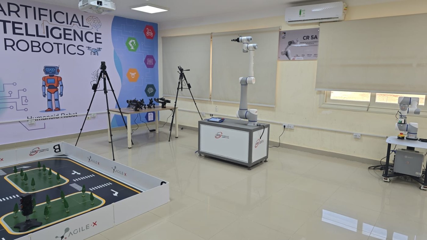 Aula di IA e robotica con bracci DOBOT, New Cairo Technological University